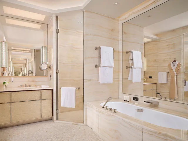 Premier, Suite, King Bed, The Peninsula London 2/4