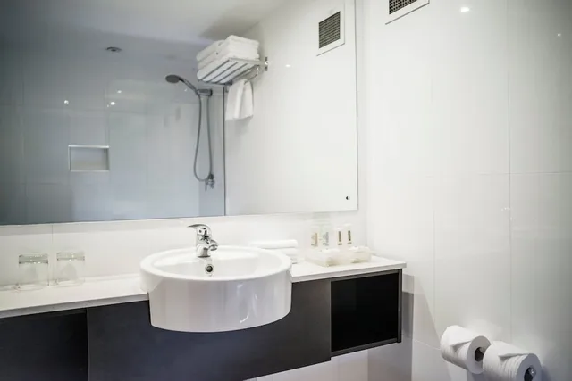 جناح بسرير كينج بإطلالة على المسبح بشرفة، Holiday Inn Port Moresby 6/7