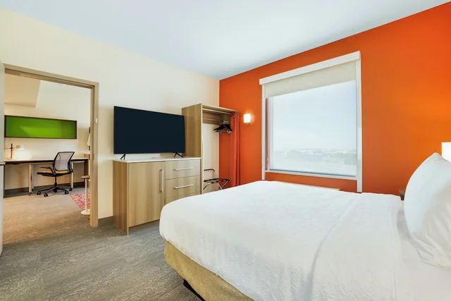 جناح بسرير كوين بحوض استحمام لذوي الإعاقة، Home2 Suites by Hilton Aurora Medical Center Denver 6/9
