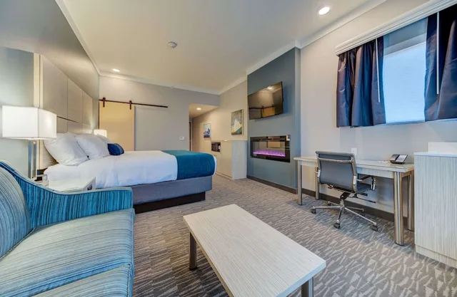 غرفة قياسية بسرير كينج مع أريكة، Hotel Peppertree Bend, BW Premier Collection 1/3