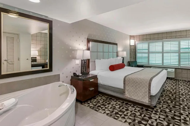 جناح بسرير كينج بشرفة بمنطقة جلوس، Best Western Plus Sundial 3/4