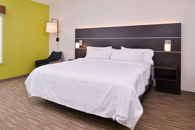 غرفة قياسية بسرير كينج لذوي الإعاقة، Holiday Inn Express and Suites - Mall of America - MSP Airport 5/10