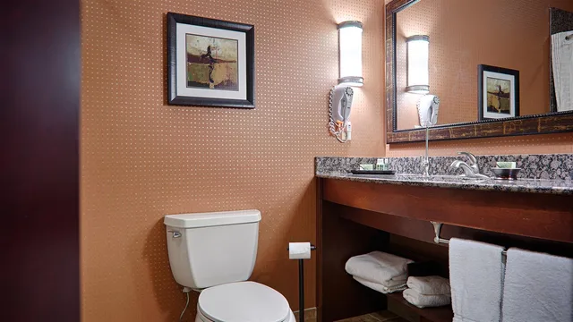 غرفة بسريرين كوين بشرفة، Best Western Plus KC Speedway Inn & Suites 3/3