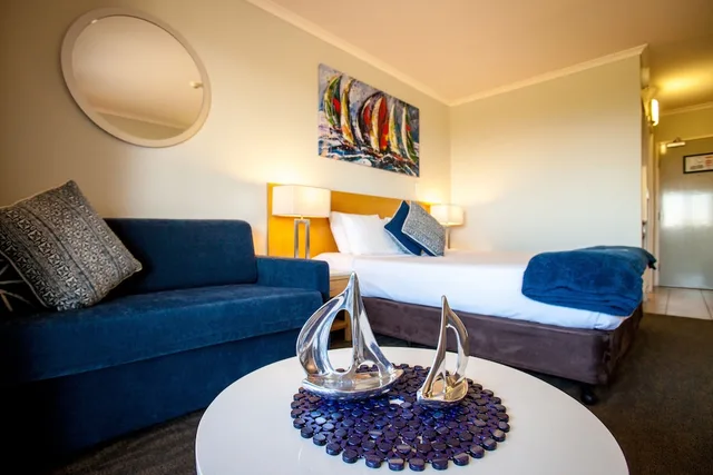 Studio, King Bed, Bay View, Sofa, Balcony، Manly Marina Cove Motel Brisbane 2/3