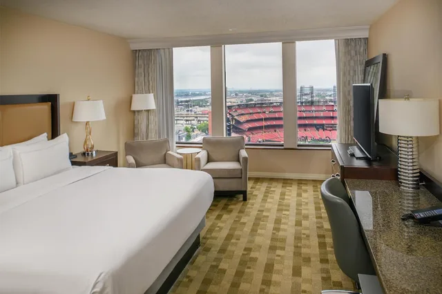 غرفة تنفيذية بسرير كينج مع دخول صالة النادي، Hilton St. Louis at the Ballpark 1/10