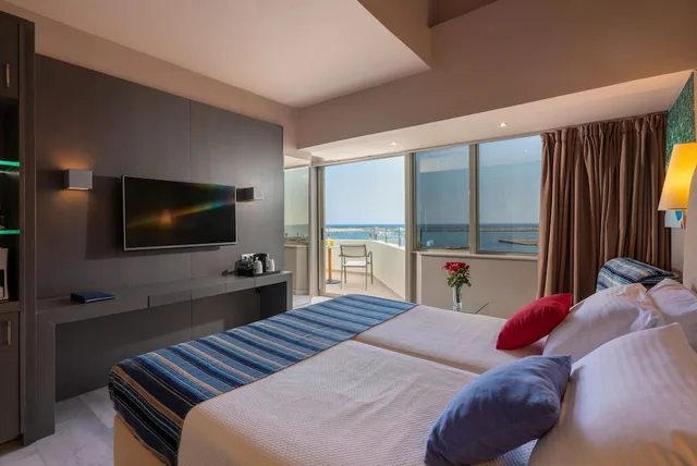 جناح غراند بسرير مزدوج وسرير فردي بإطلالة على البحر بغرفة نوم واحدة مع أريكة، Kyma Suites Beach Hotel 3/4