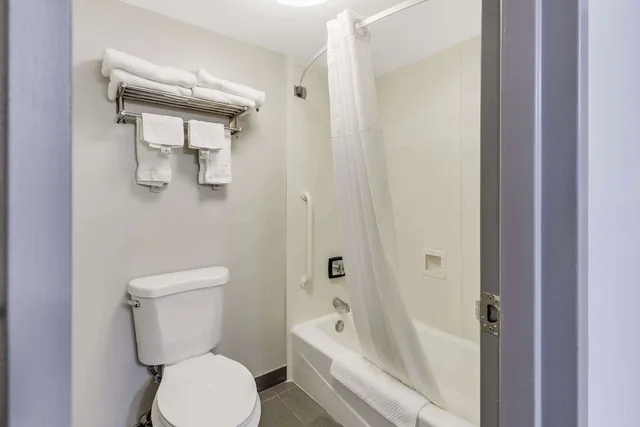غرفة بسرير كوين، Clarion Pointe Near Erie Casino 3/4