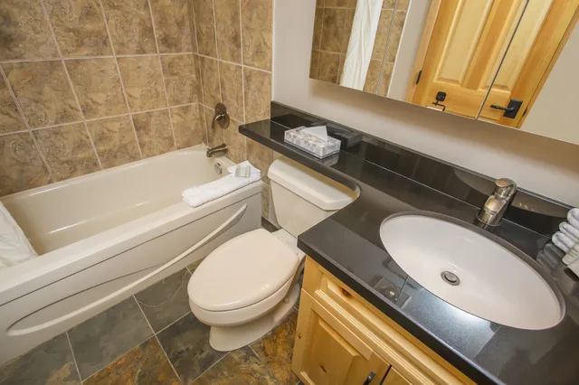 2 Bedrooms, Gold, Suite, Twin Beds, King Bed, Sofa، Carleton Lodge 4/5