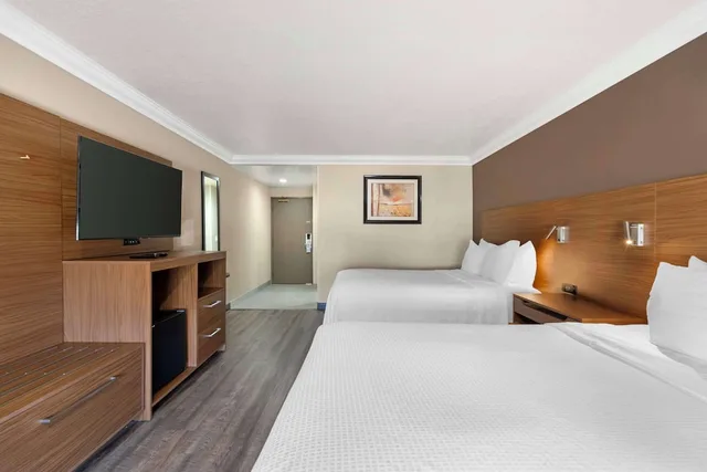 غرفة قياسية بسريرين كوين لذوي الإعاقة، Best Western Plus Newport Mesa Inn 2/7