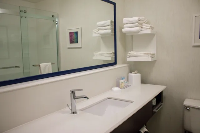 غرفة بسرير كينج مع أريكة، Hampton Inn Boise Airport 1/1