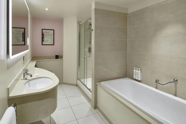 غرفة ديلوكس عائلية بسرير كينج، Manchester Piccadilly Hotel 3/3