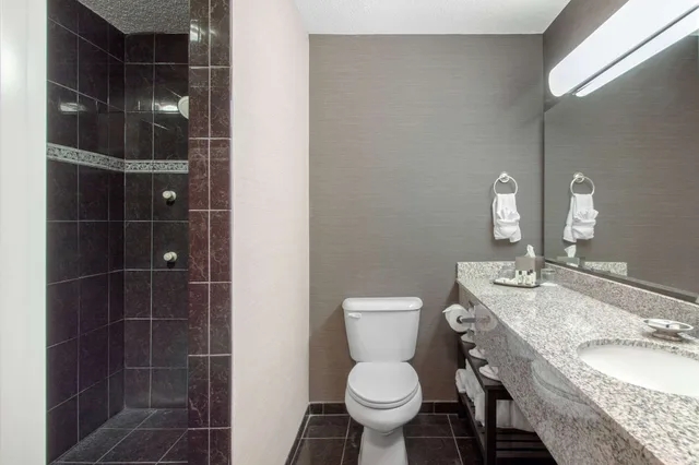 غرفة بسرير كينج مع أريكة، Norfolk Lodge Suites Ascend Hotel Collection 8/10