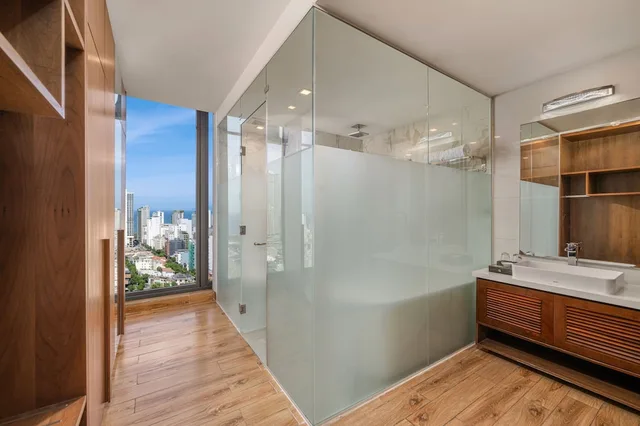 Signature, Suite, King Bed, Partial Sea View, Bathtub, Nhu Minh Plaza Danang 4/4