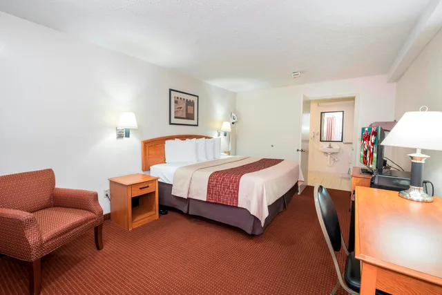 غرفة بسرير كينج لذوي الإعاقة، Red Roof Inn Columbus Northeast - Westerville 2/5