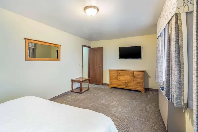 Efficiency, Suite, Queen Bed، Clarion Hotel & Suites Fairbanks near Ft Wainwright 4/5