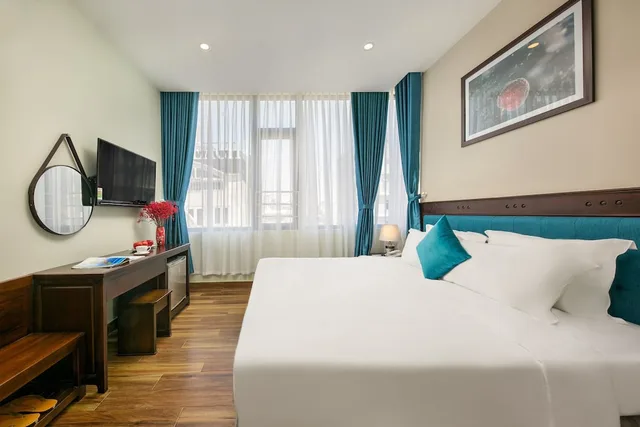 غرفة تنفيذية بسرير كينج بإطلالة على المدينة بحوض استحمام، Celina Hotel & Apartment 2/4