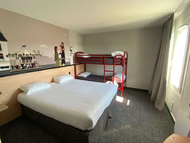 غرفة قياسية بسرير كوين وأسرّة بطابقين، KYRIAD DIRECT Orleans - La Chapelle St Mesmin 1/4