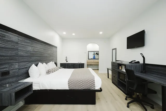 غرفة قياسية بسرير كينج بمطبخ صغير، Sapphire Inn & Suites- Deer Park 5/9