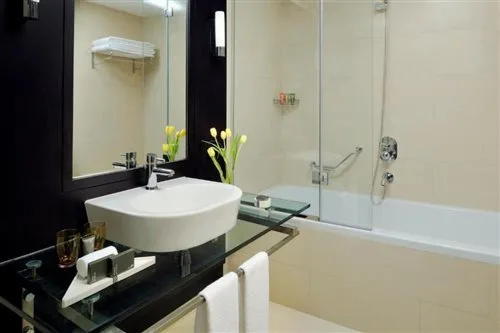 غرفة سوبيريور بسرير مزدوج بإطلالة على البحيرة، Movenpick Jumeirah Lakes Towers 2/2