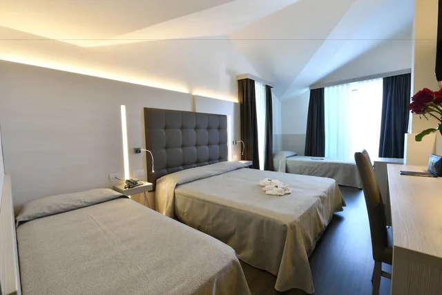 غرفة كومفورت رباعية بسرير مزدوج وسريرين منفصلين بإطلالة جزئية على البحر، Hotel Europa Jesolo 2/5