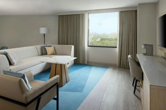 غرفة كلوب كبيرة بسرير كينج مع أريكة مع دخول صالة النادي، Toronto Airport Marriott 1/6