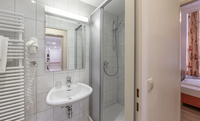 غرفة رباعية، Terminus Hotel 5/5