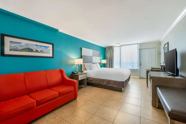 غرفة بسرير كينج لذوي الإعاقة، Comfort Inn and Suites Daytona Beach Oceanfront 2/3