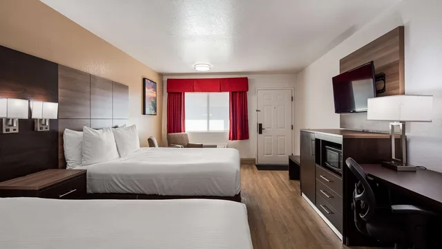 Down, 2 Queen Beds، Best Western Santa Rosa Inn 7/10