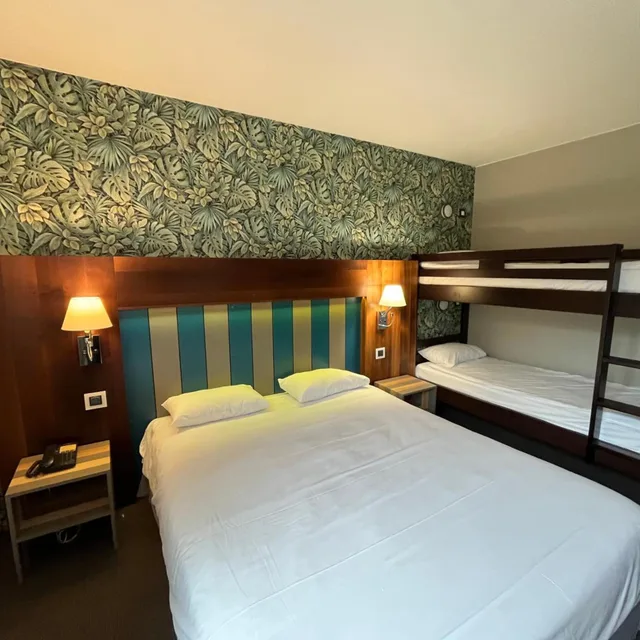 Room, Quadruple, Kyriad Grenoble Nord Le Fontanil 1/4