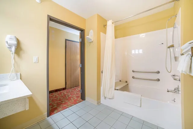 Upgrade, Suite, 2 Queen Beds, Sofa، Quality Inn O'Fallon IL - St. Louis 8/10