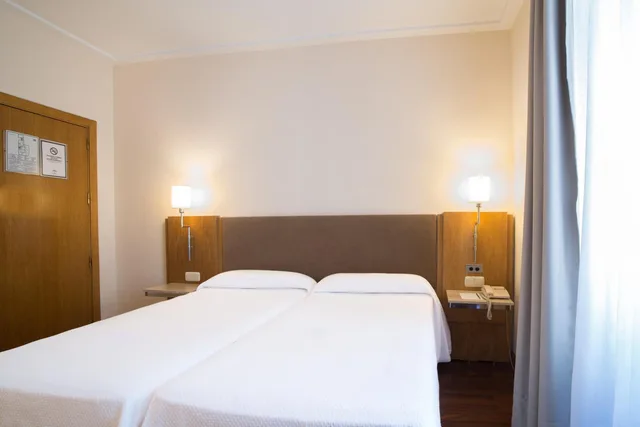 غرفة بسرير مزدوج أو سريرين منفصلين، Hotel Inglaterra 4/10
