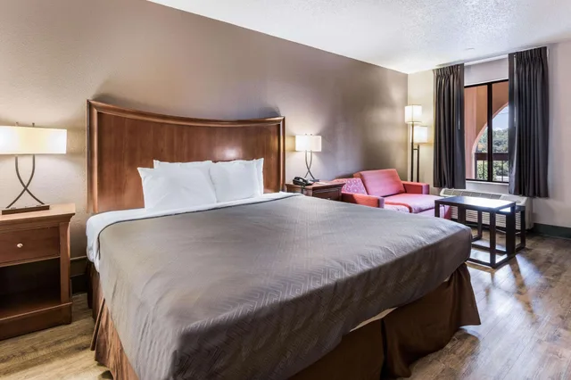 غرفة قياسية بسرير كينج مع أريكة للمدخنين، Econo Lodge Gainesville Downtown Area 1/6
