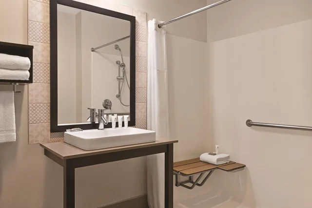 غرفة بسرير كينج لذوي الإعاقة، Country Inn & Suites by Radisson, Monona - Madison East 10/10