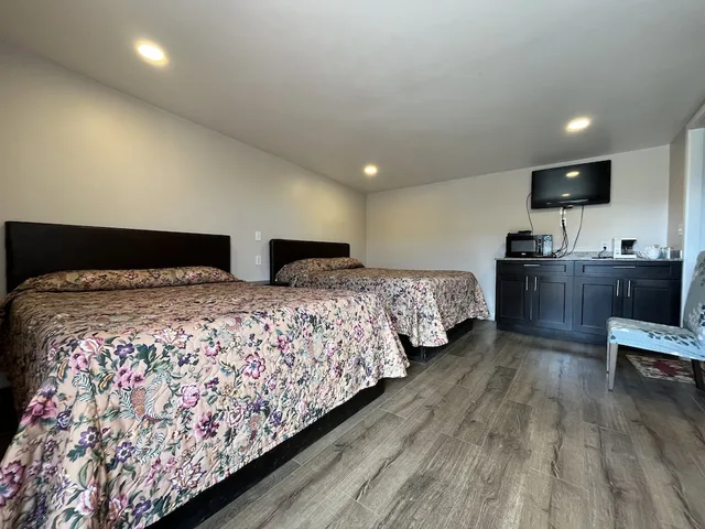 غرفة قياسية بسرير كوين، Kluane Park Inn 1/5