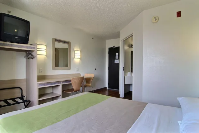1 Queen Bed - Mobility Accessible Tub، Motel6 Albuquerque, NM - North 4/10