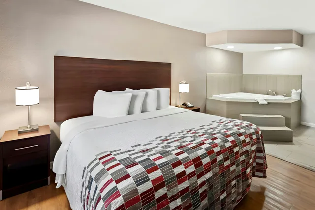 غرفة سوبيريور بسرير كينج بحوض جاكوزي للمدخنين، RED ROOF INN MUSCLE SHOALS 3/6