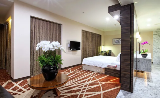 Suite, King Bed, Dining Area، Holiday Inn Shanghai Hongqiao West An Ihg Hotel 6/9