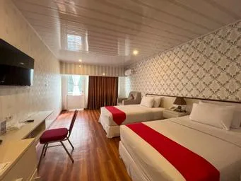 غرفة جونيور ديلوكس بسريرين منفصلين، Grand Tamaro Hotel Parapat 1/1