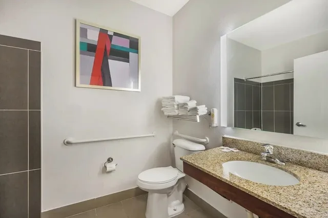 Suite, Accessible, Comfort Suites Omaha Northwest 5/8