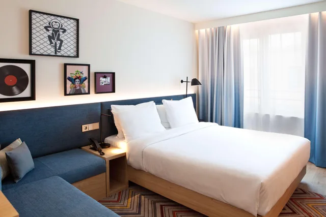 غرفة بسرير كوين بإطلالة على الفناء، Hampton by Hilton Regensburg 1/3