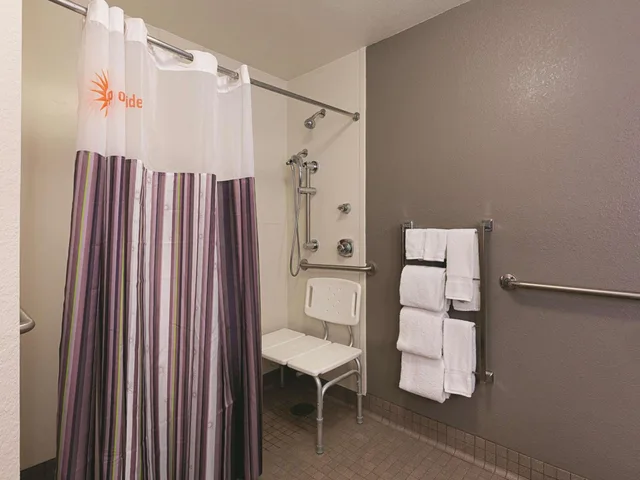 Room, 2 Double Beds, Bathtub, Accessible, La Quinta Inn & Suites by Wyndham Atlanta Alpharetta 7/8