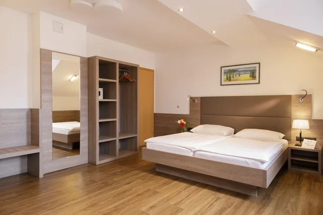 غرفة ثلاثية بسرير مزدوج وسرير فردي، Lucia Hotel 2/5