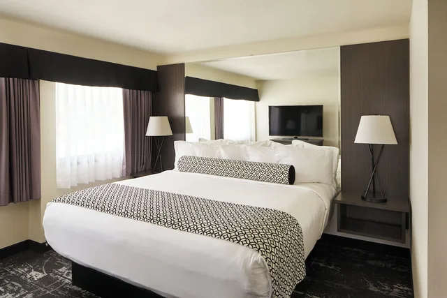Deluxe, King Bed, Accessible, Centennial Hotel Spokane 2/3