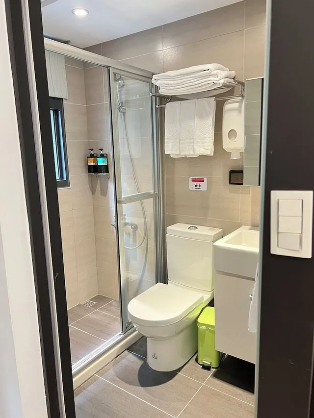 غرفة قياسية ثلاثية بسرير مزدوج وسرير فردي، Greenight Hotel 6/7