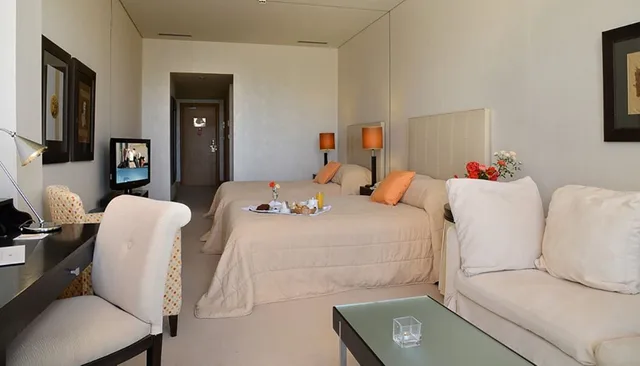 غرفة حصرية ثلاثية بسريرين منفصلين بإطلالة على البحر مع أريكة، Plaza Resort Hotel 3/5