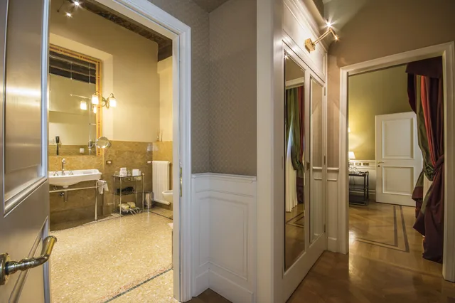 جناح ديلوكس بسرير كينج بغرفتي نوم مع أريكة للمدخنين، Hotel Corona d Oro 1890 8/8