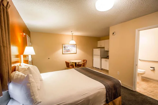 Efficiency, Queen Bed, Accessible، Suburban Studios Stuart near Federal Hwy 1 4/7