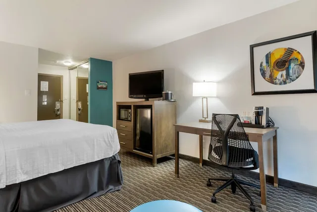 غرفة قياسية بسرير كينج بإطلالة على الفناء، Aiden Austin City Hotel 6/7
