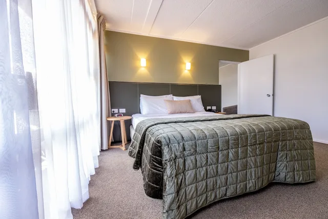 غرفة سوبيريور بسرير كينج بشرفة بمنطقة جلوس، Rose Park Hotel Auckland 2/5