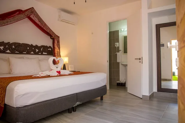 جناح شهر العسل بسرير كينج بإطلالة على الفناء مع أريكة بمطبخ صغير، Ocean Zen Suites 2/4